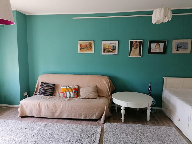 Piata Unirii, Calea Calarasilor, chiar la Sfanta Vineri,