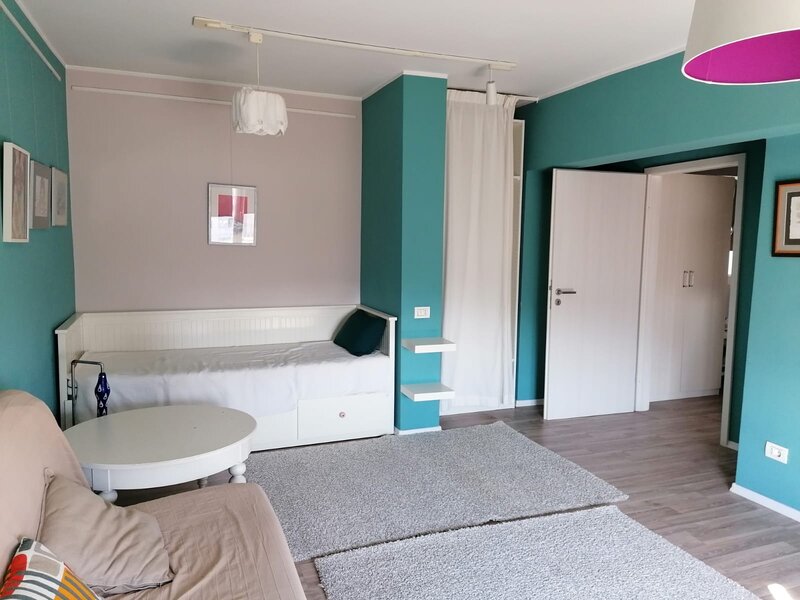 Piata Unirii, Calea Calarasilor, chiar la Sfanta Vineri,