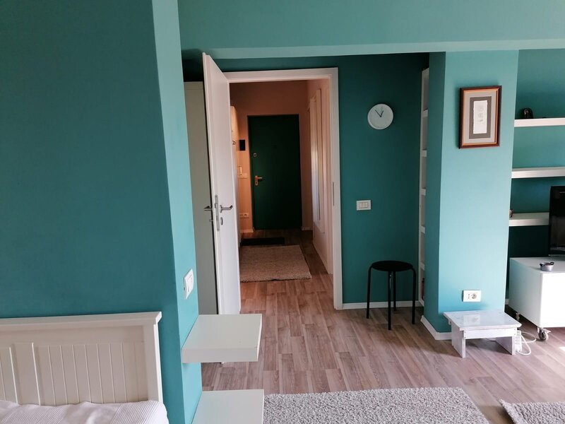 Piata Unirii, Calea Calarasilor, chiar la Sfanta Vineri,