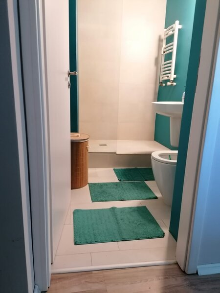 Piata Unirii, Calea Calarasilor, chiar la Sfanta Vineri,